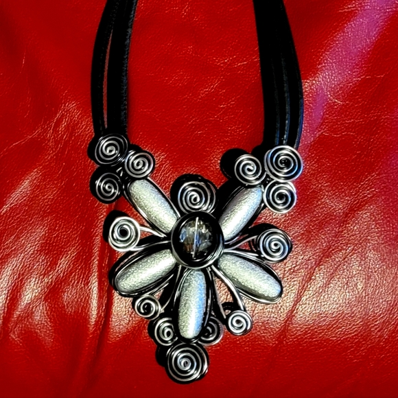 NECKLACE Gorgeous Statement Peice - Picture 4 of 5